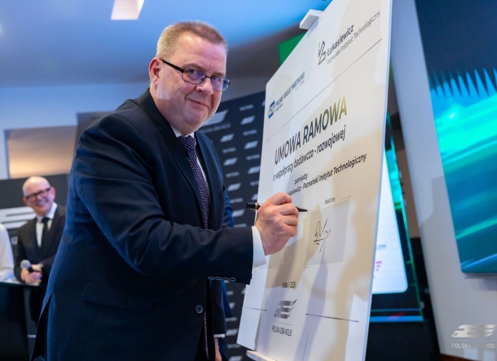 Podpisanie porozumienia odbyło się podczas XXIII konferencji "Tabor Szynowy - Zakup., Modernizacja, Utrzymanie", organizowanej przez Polską Izbę Kolei. Na zdjęciu Rafał Cichy, Dyrektor Sieć Badawcza Łukasiewicz - Poznański Instytut Technologiczny. (fot. Mikołaj Kołaczek | Polska Izba Kolei)