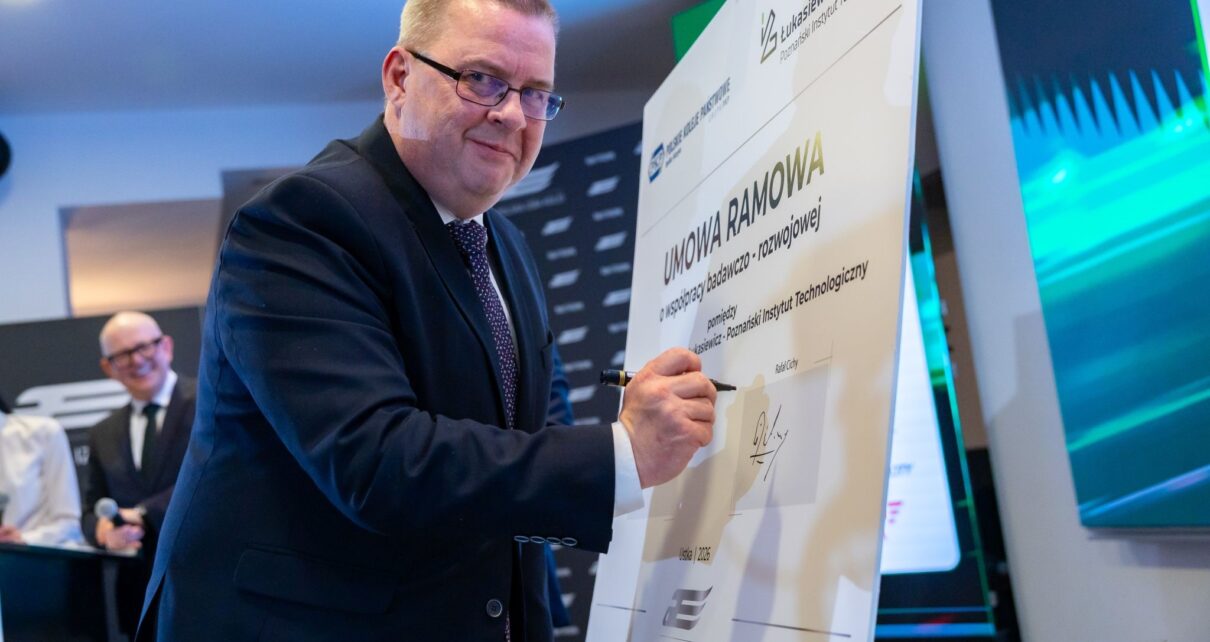 Podpisanie porozumienia odbyło się podczas XXIII konferencji "Tabor Szynowy - Zakup., Modernizacja, Utrzymanie", organizowanej przez Polską Izbę Kolei. Na zdjęciu Rafał Cichy, Dyrektor Sieć Badawcza Łukasiewicz - Poznański Instytut Technologiczny. (fot. Mikołaj Kołaczek | Polska Izba Kolei)