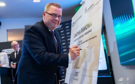 Podpisanie porozumienia odbyło się podczas XXIII konferencji "Tabor Szynowy - Zakup., Modernizacja, Utrzymanie", organizowanej przez Polską Izbę Kolei. Na zdjęciu Rafał Cichy, Dyrektor Sieć Badawcza Łukasiewicz - Poznański Instytut Technologiczny. (fot. Mikołaj Kołaczek | Polska Izba Kolei)