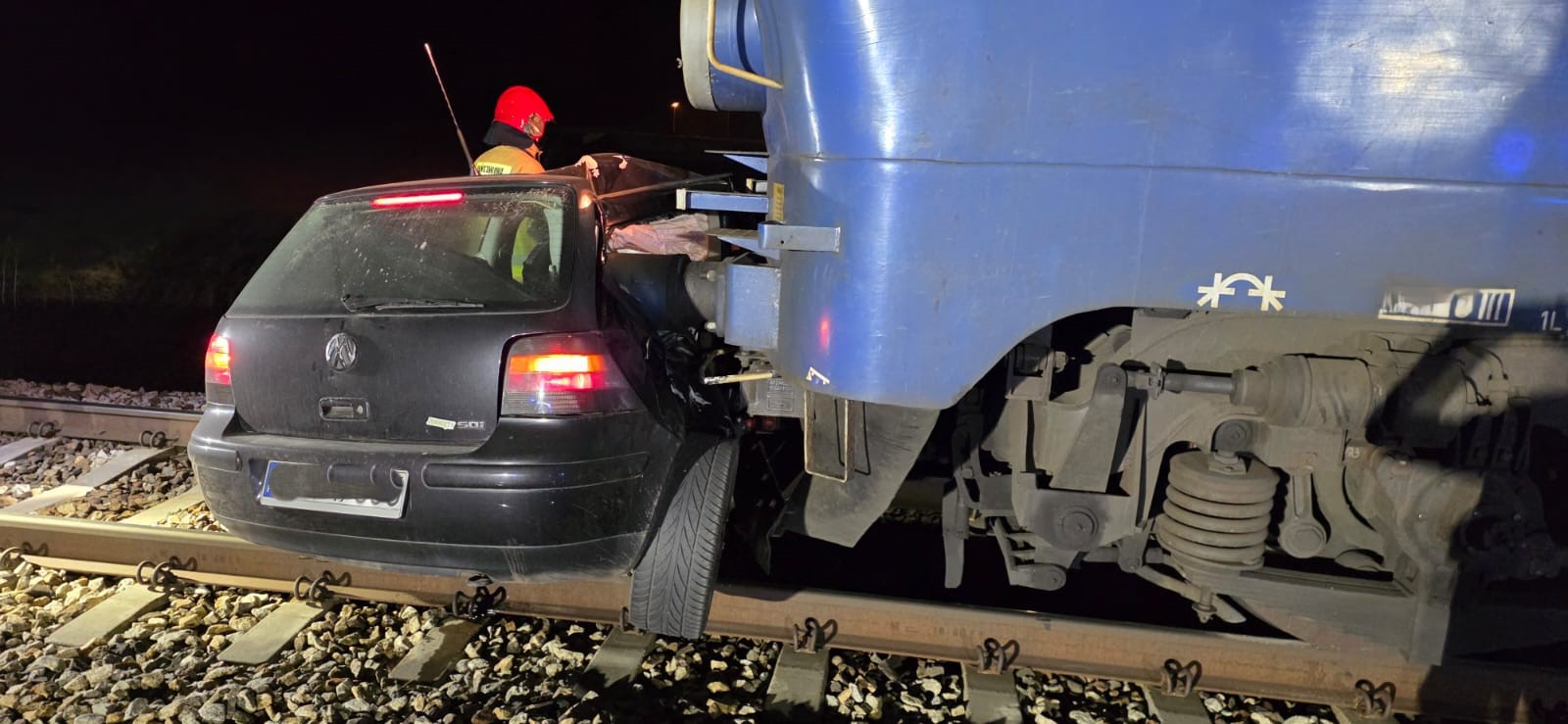 Krok od tragedii na przejeździe kolejowym. Pociąg uderzył w porzucone auto
