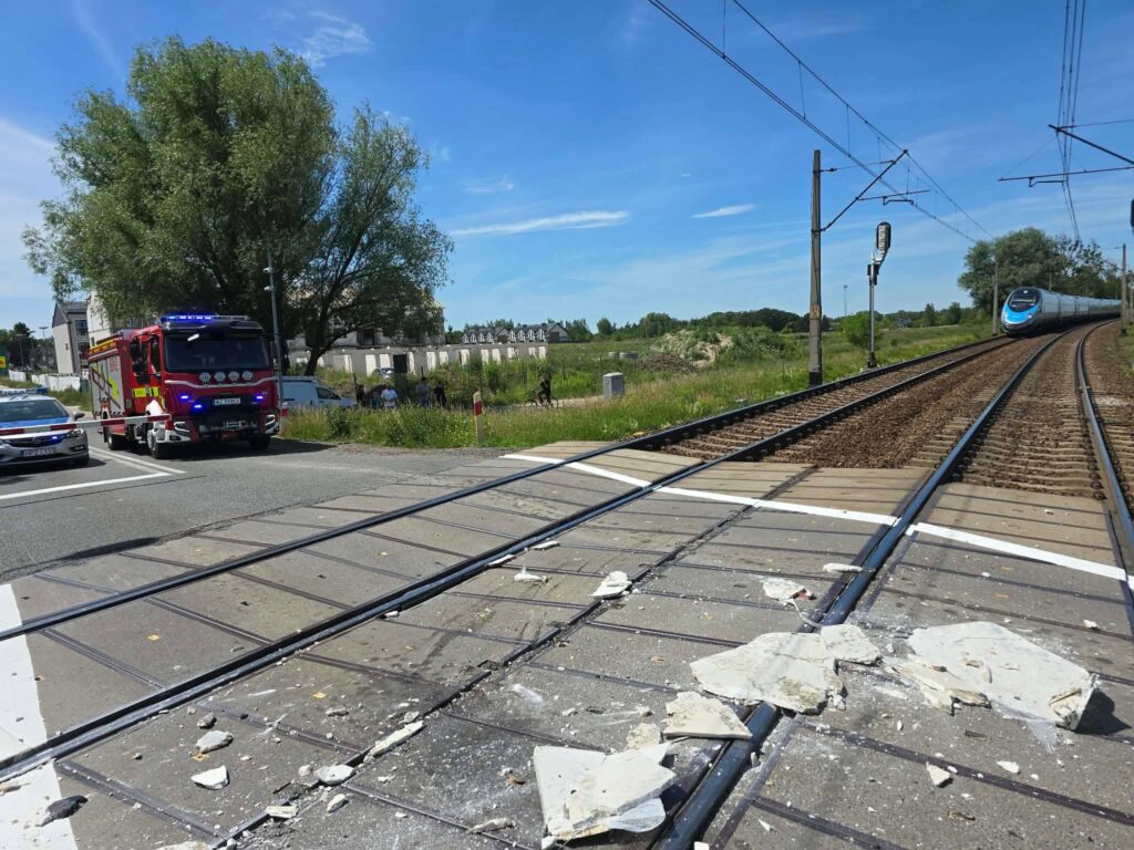 Samochód utknął na torach w Bieniewicach
