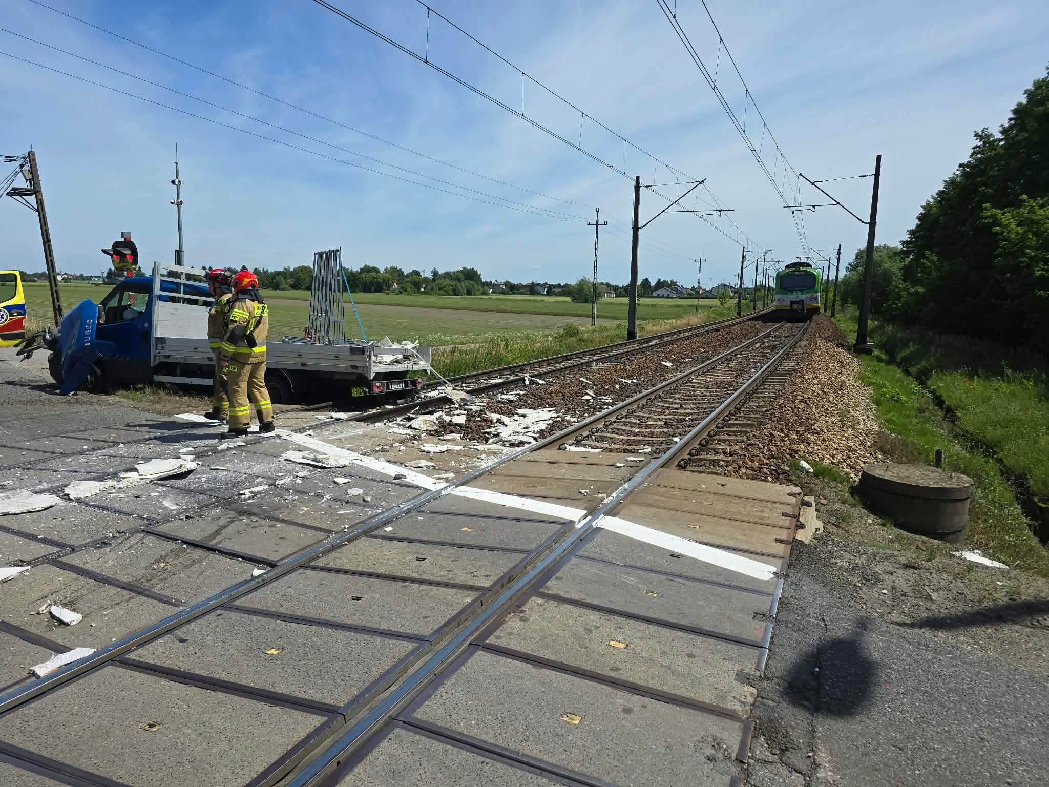 Samochód utknął na torach w Bieniewicach