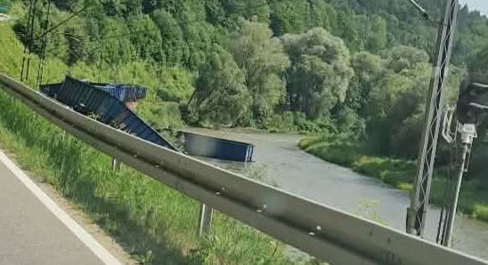 Pociąg towarowy wykoleił się w Małopolsce. Wagony wpadły do Popradu