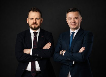 Od lewej: Patryk Żeleźnik, członek zarządu Laude Smart Intermodal i Marcin Witczak, prezes zarządu Laude Smart Intermodal.