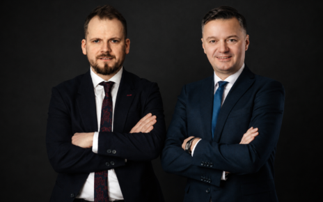 Od lewej: Patryk Żeleźnik, członek zarządu Laude Smart Intermodal i Marcin Witczak, prezes zarządu Laude Smart Intermodal.