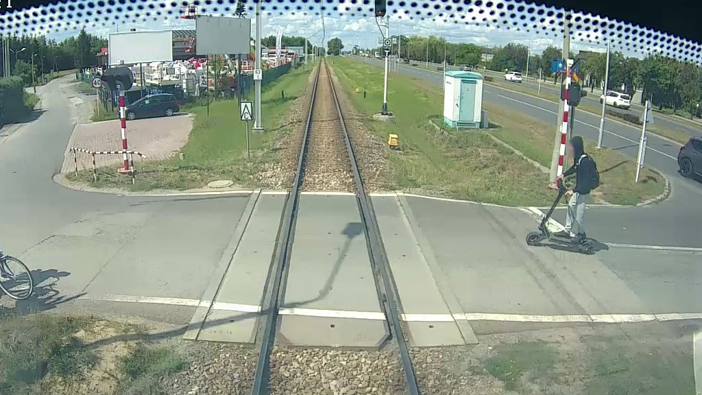 Sekundy od tragedii na przejeździe kolejowym. Mężczyzna na hulajnodze zderzył się z pociągiem