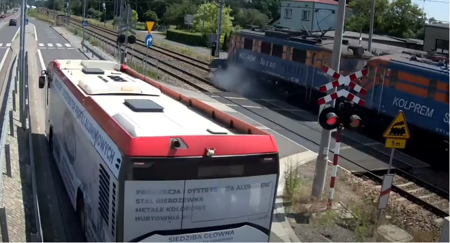 Kierowca wjechał pod pociąg. 50 składów opóźnionych o ponad 1400 minut