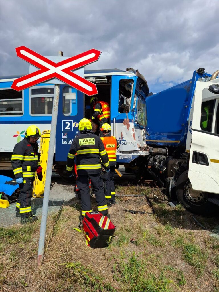 Pociąg zderzył się z ciężarówką na przejeździe w Prostějovie. Siedem osób rannych