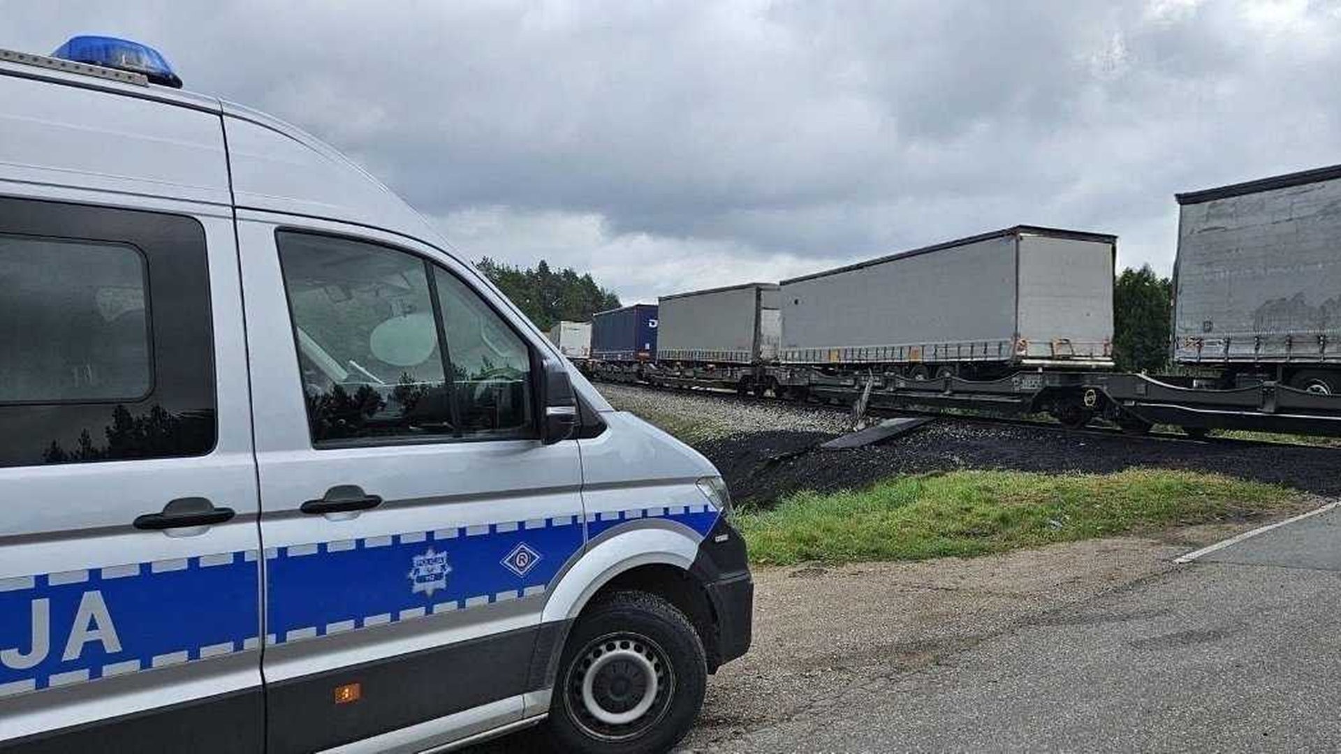 Groźny wypadek w Okuniowcu. Pociąg towarowy uderzył w ciężarówkę