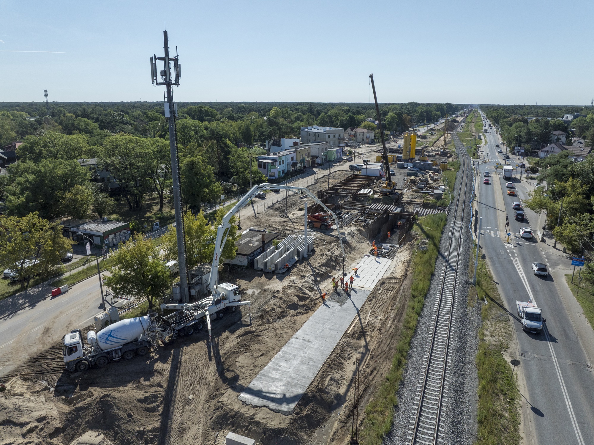Nowe perony i przejścia pod torami – postępują prace Polskich Linii Kolejowych na linii otwockiej