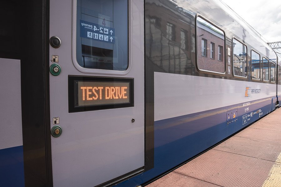Pierwsze na świecie testy łączności satelitarnej OneWeb na pokładzie pociągu PKP Intercity zakończone sukcesem