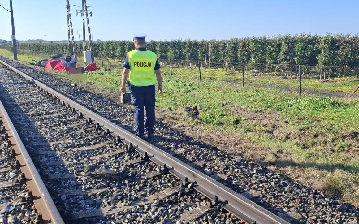 Tragedia na przejeździe kolejowym w Kopydłowie. Zmarła 16-letnia pasażerka BMW