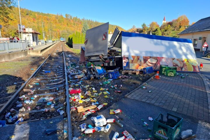 Czechy: Zderzenie pociągu z samochodem dostawczym. Ranny kierowca [FOTO]