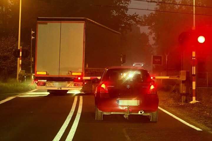 Kierowca ciężarówki zignorował czerwone światło na przejeździe kolejowym. Sprawa trafi do sądu