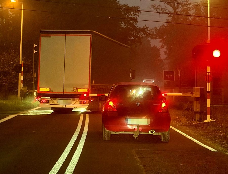 Kierowca ciężarówki zignorował czerwone światło na przejeździe kolejowym. Sprawa trafi do sądu