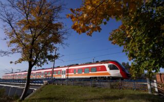 Szybciej i bez korków na Wszystkich Świętych. POLREGIO alternatywą dla samochodu.