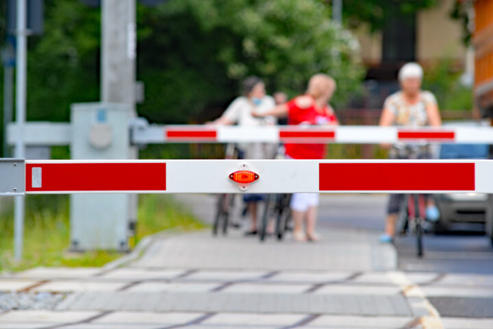 Listopadowe podróże pod znakiem bezpieczeństwa. Polskie Linie Kolejowe S.A.  apelują o ostrożność na przejazdach
